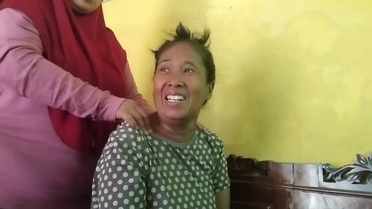 Pijat ibu muda yang masuk angin