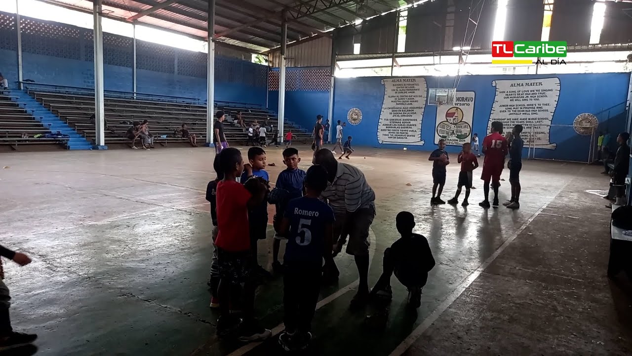 Academia de béisbol infantil practica en el gimnasio del Moravo