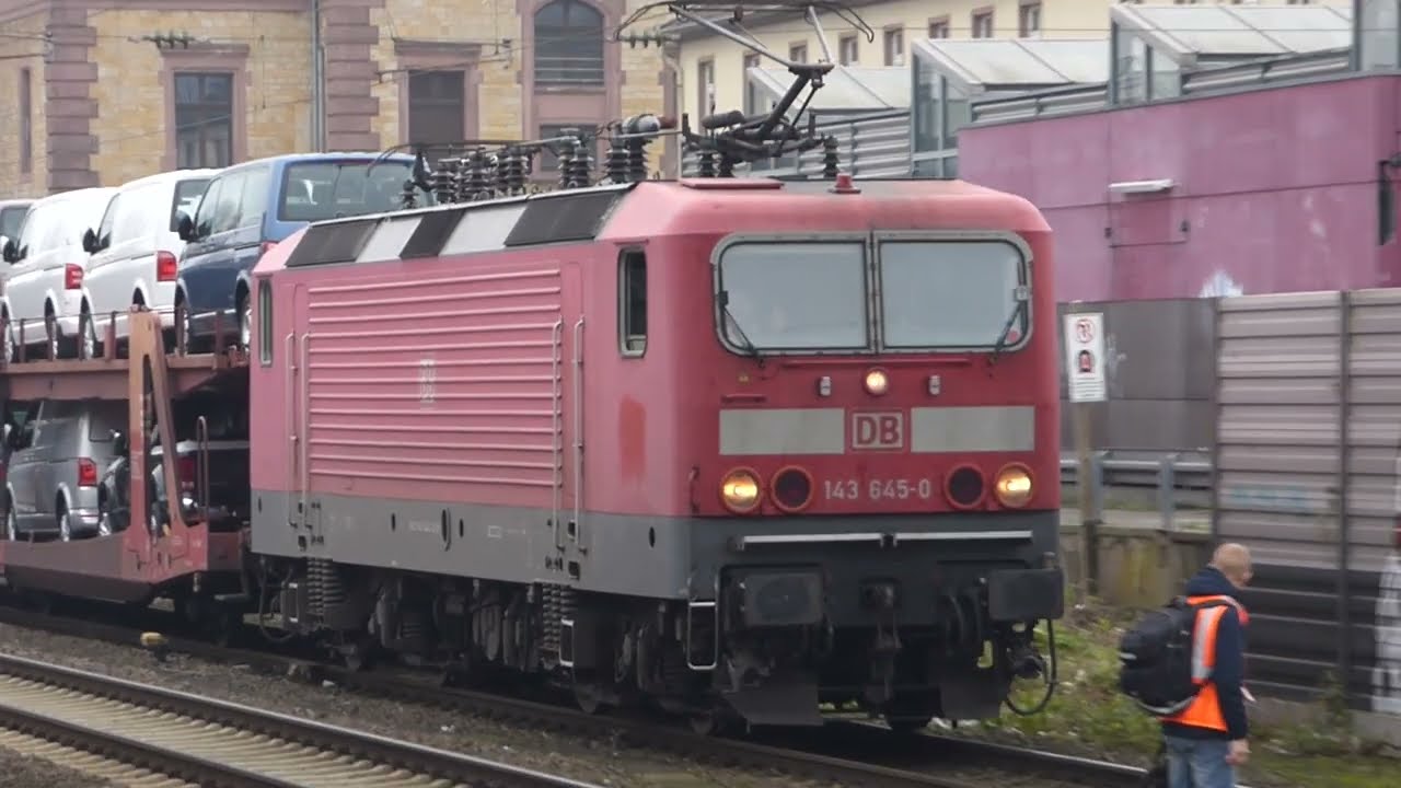 DB-Loks der Baureihe 143 mit Güterzügen in Osnabrück Hbf tief