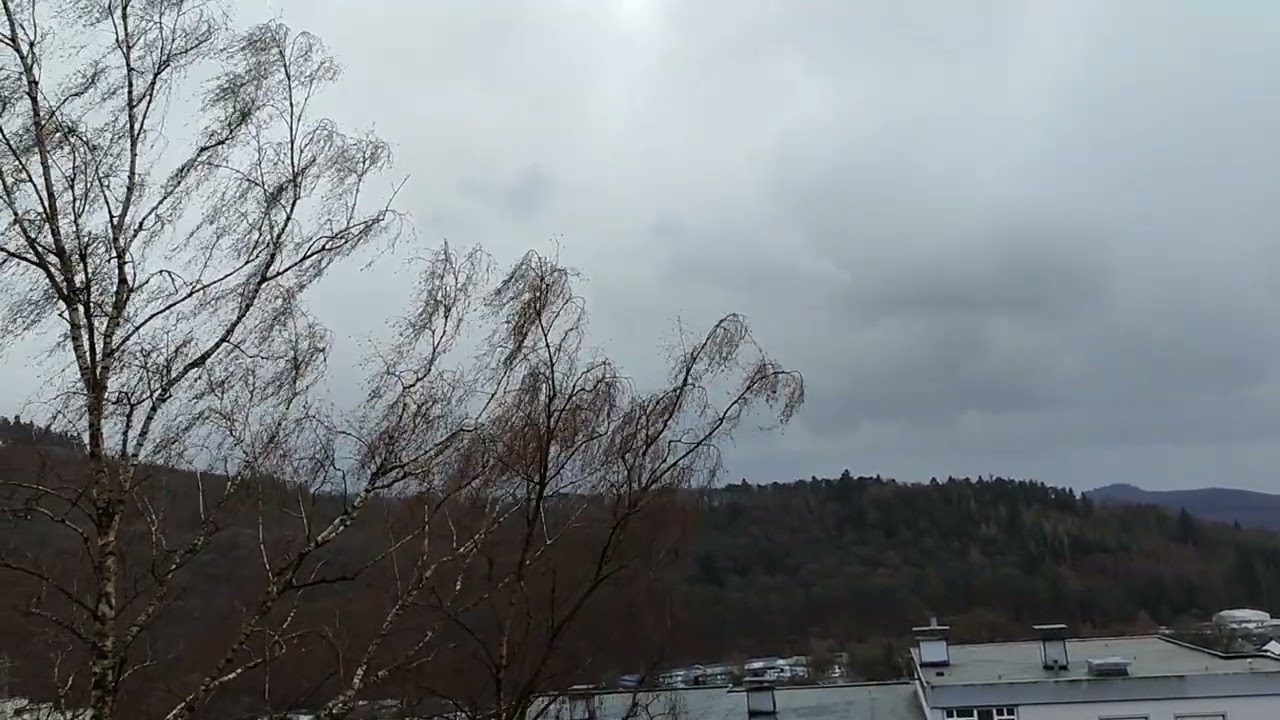 Schauerlinie mit Schauerböe aus südlicher Richtung in Meschede am 23.2.2026.🌧️🌪️