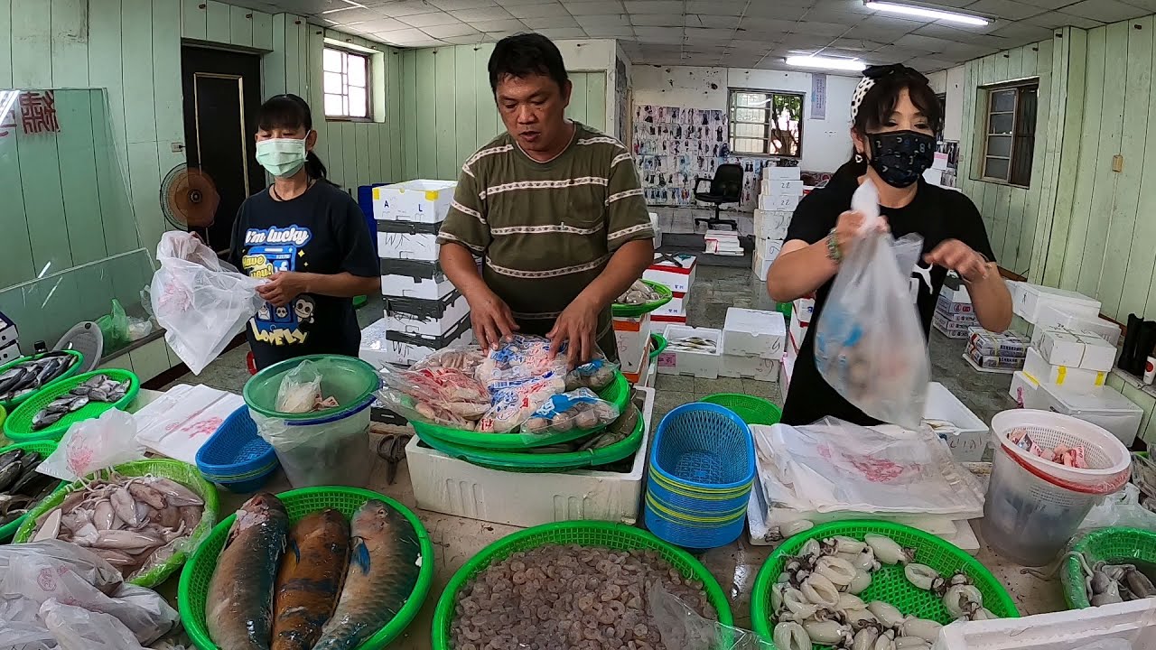 客人說香魚怎麼那麼大隻 帥老爸說午仔魚啦香魚 香你一摳頭啦 中彰海王子 台中西屯 海鮮叫賣 海鮮拍賣 叫賣哥