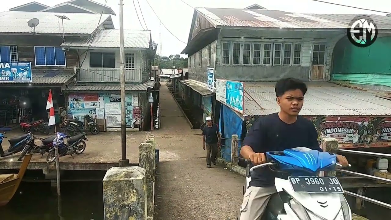 Suasana pasar di atas laut, Pancur Lingga utara..