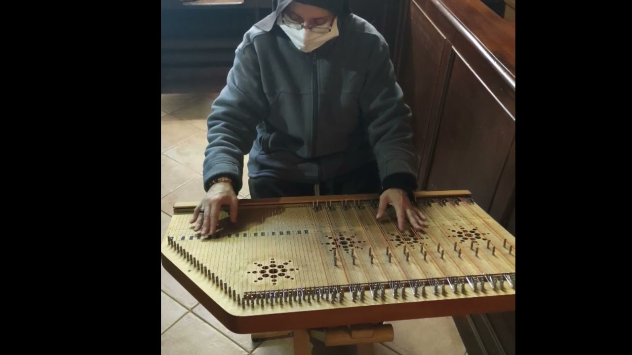 Suor Roberta e la dolce melodia della cetra...