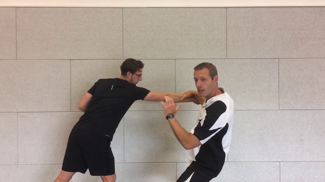 Gymles: Zelfverdediging 10: Aanleggen van grepen en klemmen