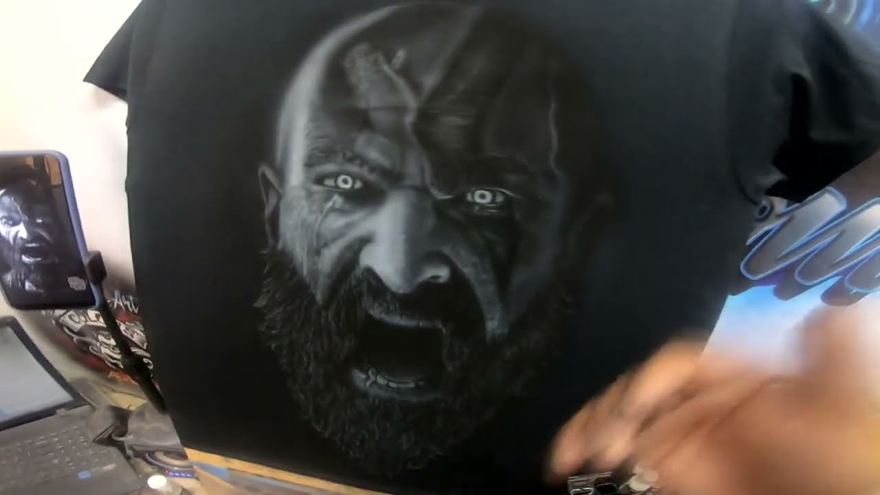 dibuja sobre negro(paso a paso ) y preparación de playera para poder aerografiar.#kratos #aerografo