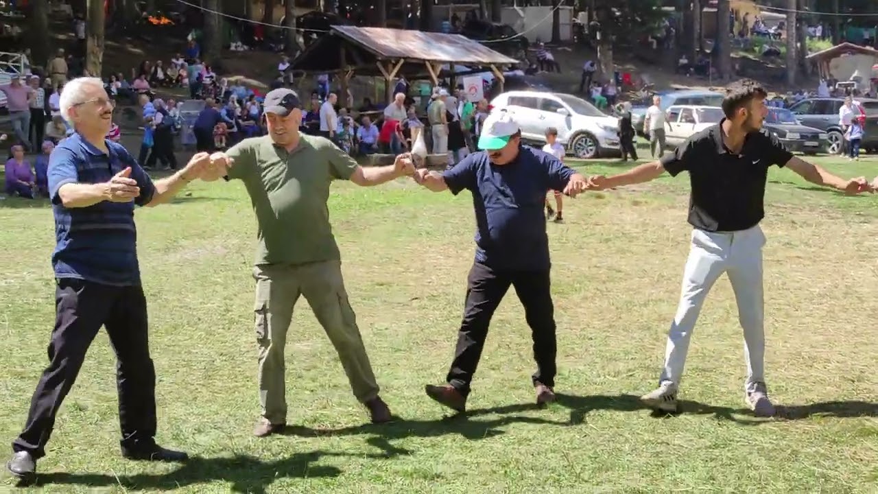 2025 Şavşat Sahara Festivali'nde Mehmet Yılmaz, barları ve Vazriya ile izleyenleri oynattı