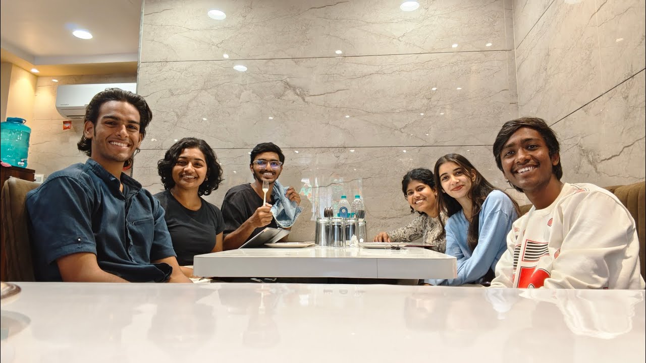 Aaj ham lunch ke liye restuarant aagaye😋