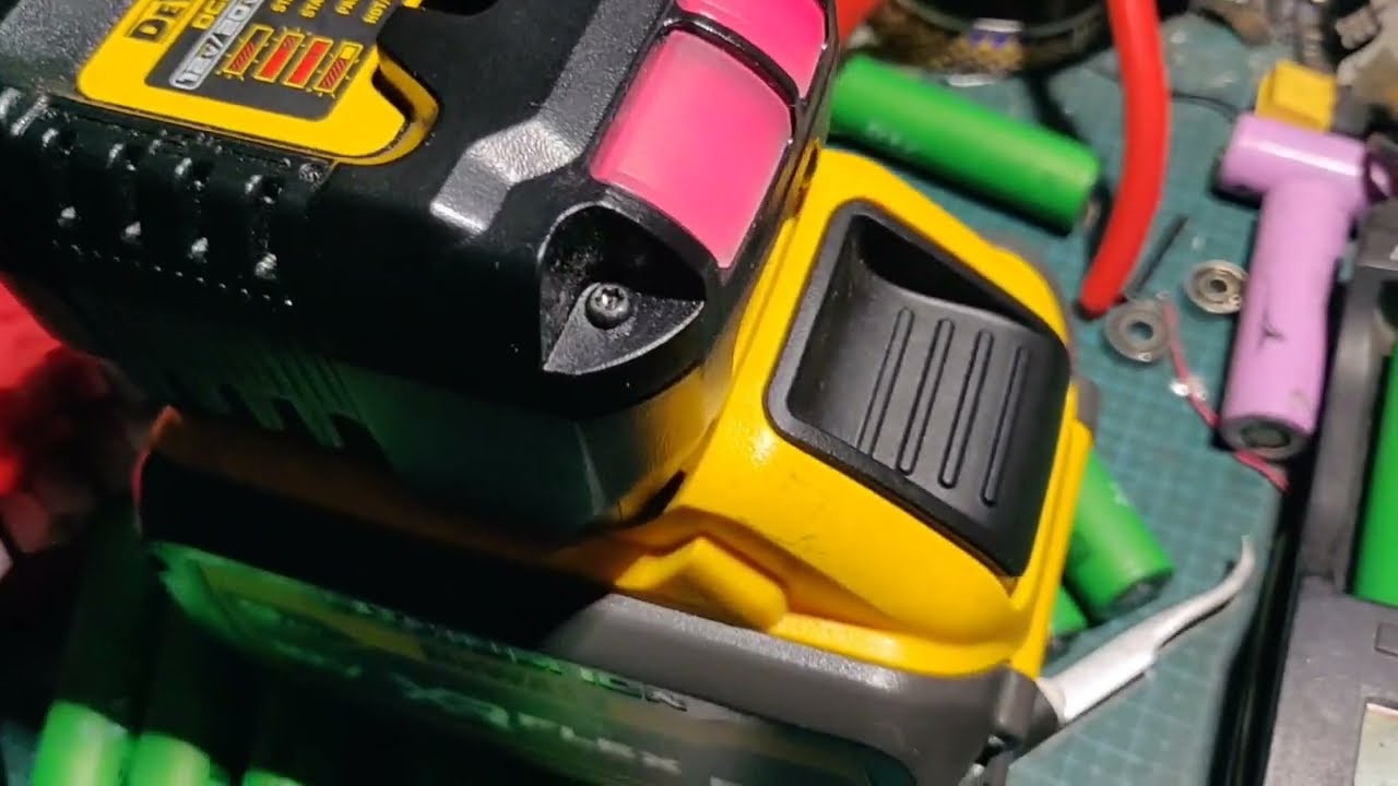 DCB 1102 DeWalt 120-230 (стара версія плати)