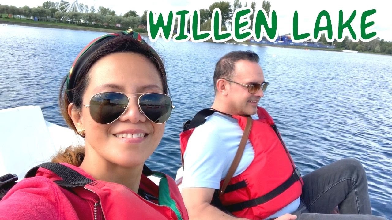 Boating At Willen Lake Milton Keynes.
