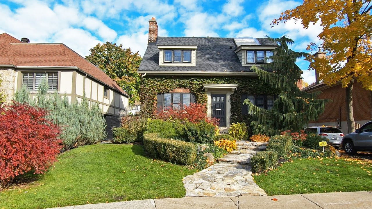 Montreal Walks - Peak Autumn Colors - Falling Leaves - Beautiful Homes - Hampstead 2021