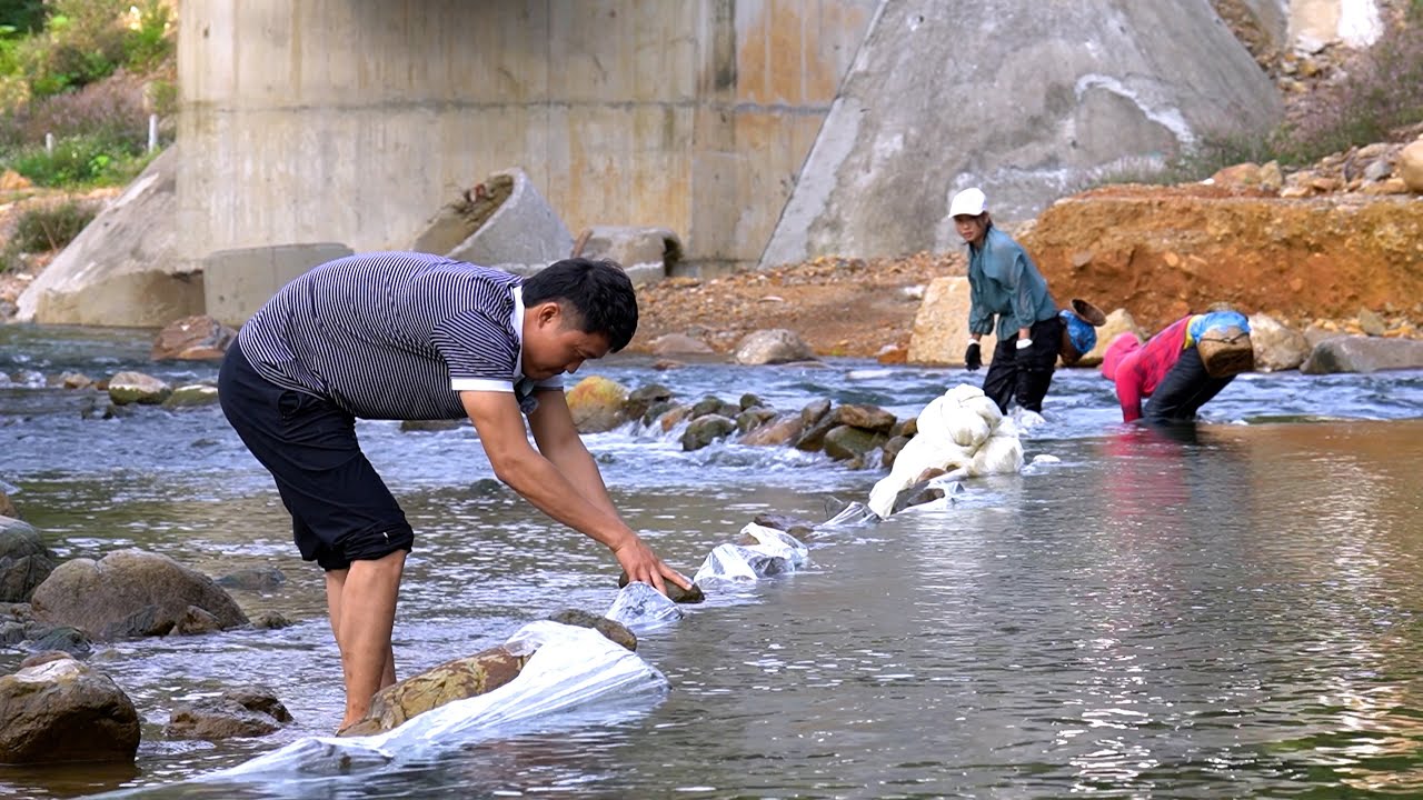 Viết Thành Cùng 2 Em Gái Vùng Cao Bắt Cá Suối