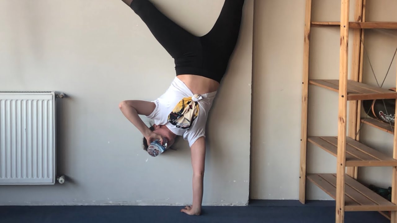 Amutta su içme challenge / Drinking water on the handstand