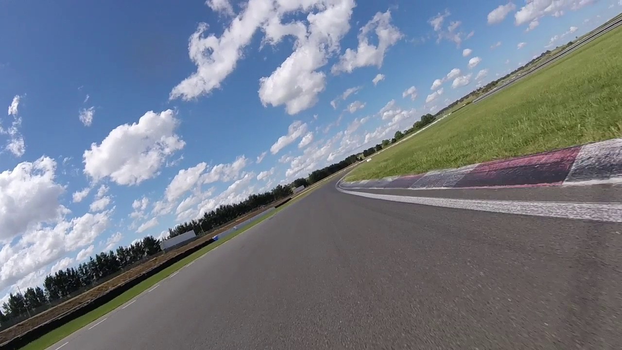 Laps around Wakefield Park feat. GSXR1000 vs R1M vs Ducati 1199 and a ZX10 lowside
