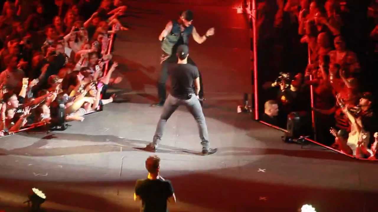 Luke Bryan and Florida Georgia Line dancing to Maroon 5