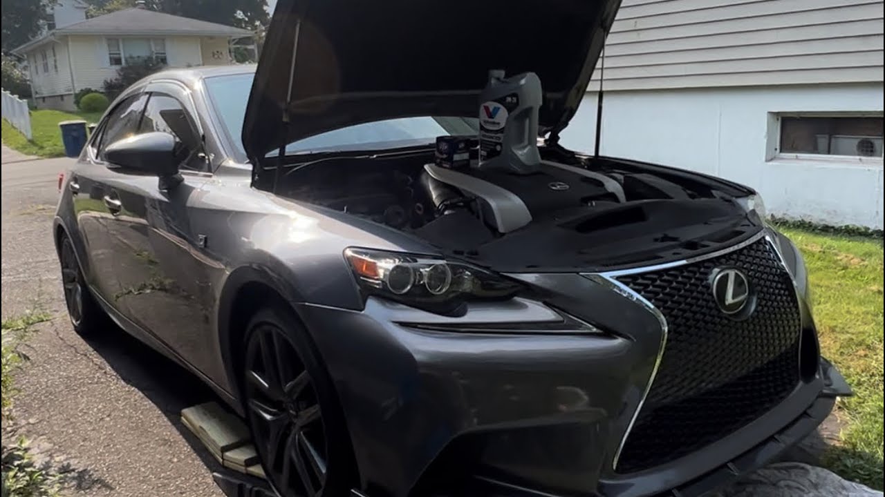 Замена моторного масла в Lexus IS300 2016 года выпуска.
