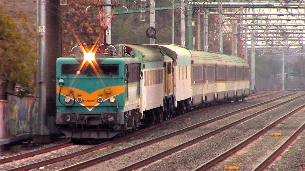 Locomotora el&eacute;ctrica E-269-01 en viaje de pruebas despu&eacute;s de haber estado 10 a&ntilde;os fuera de servicio