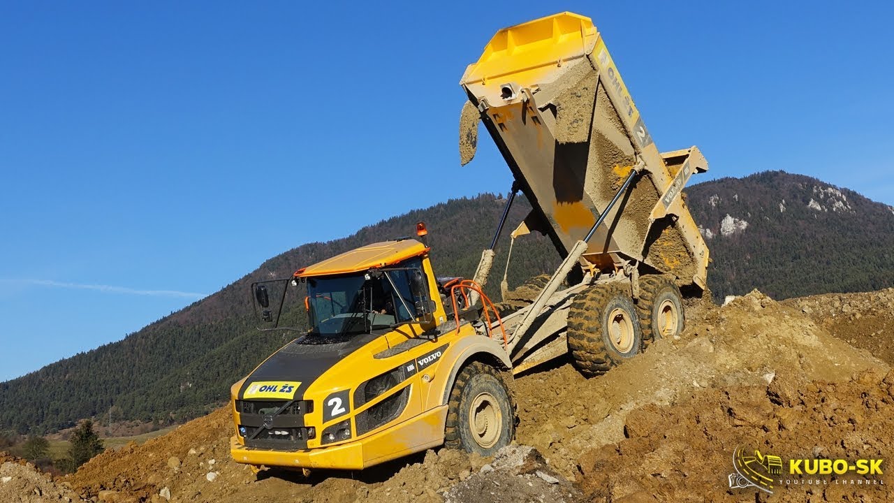 Volvo A30G - dumper transport clay on dump