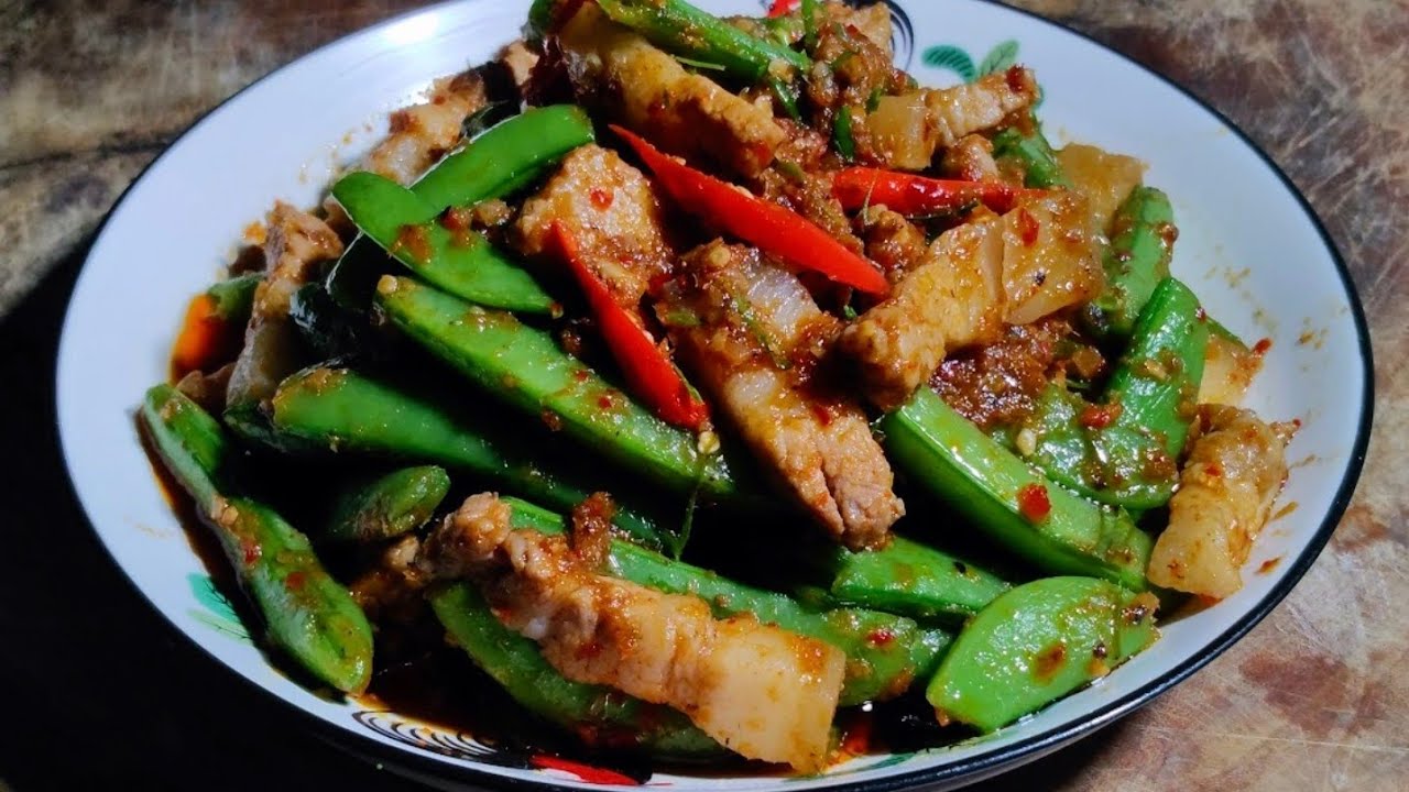 ผัดพริกแกงหมูสามชั้นใส่ถั่วลันเตาหวาน​ สูตรนี้ถั่วกรอบหวานอร่อยมาก