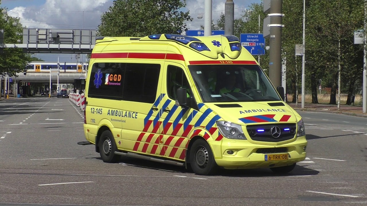 A1 Ambulance 12-145 komt met spoed aan bij VUMC Amsterdam