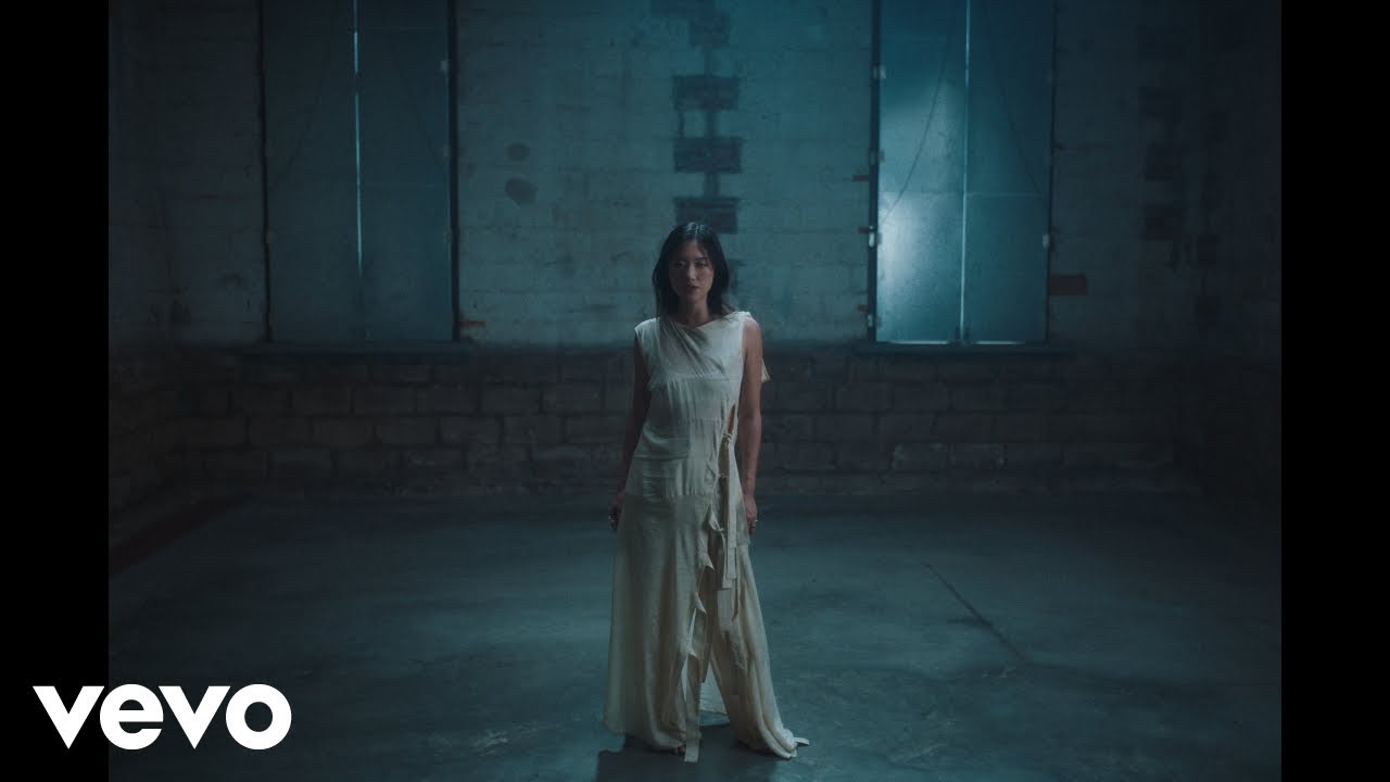 Sarah Kinsley - Lonely Touch (Official Music Video)