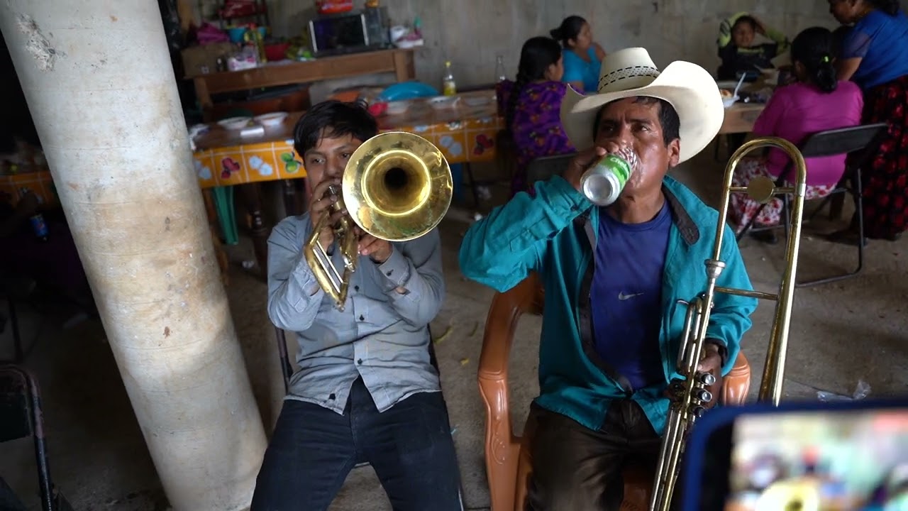 Que chingón suena esa banda de Jicaral OAXACA