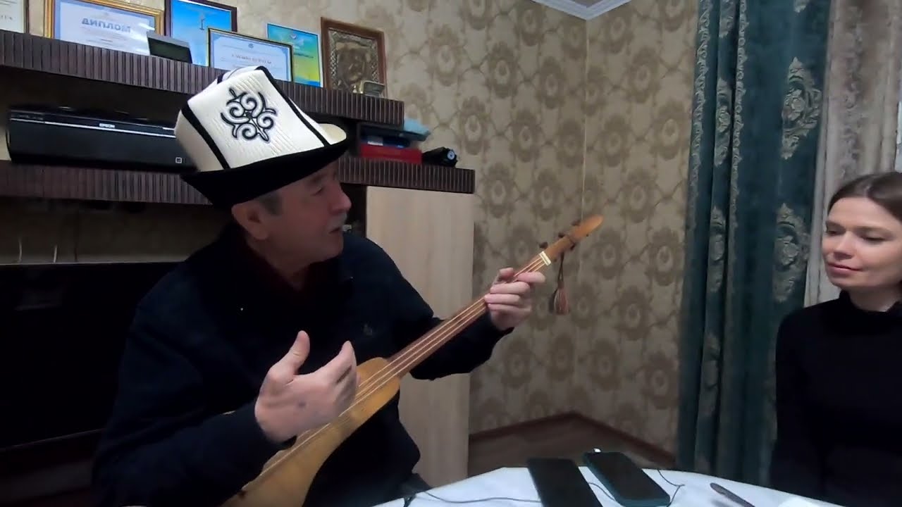 Игра на комузе. Слезы наворачиваются. Сердце матери.
