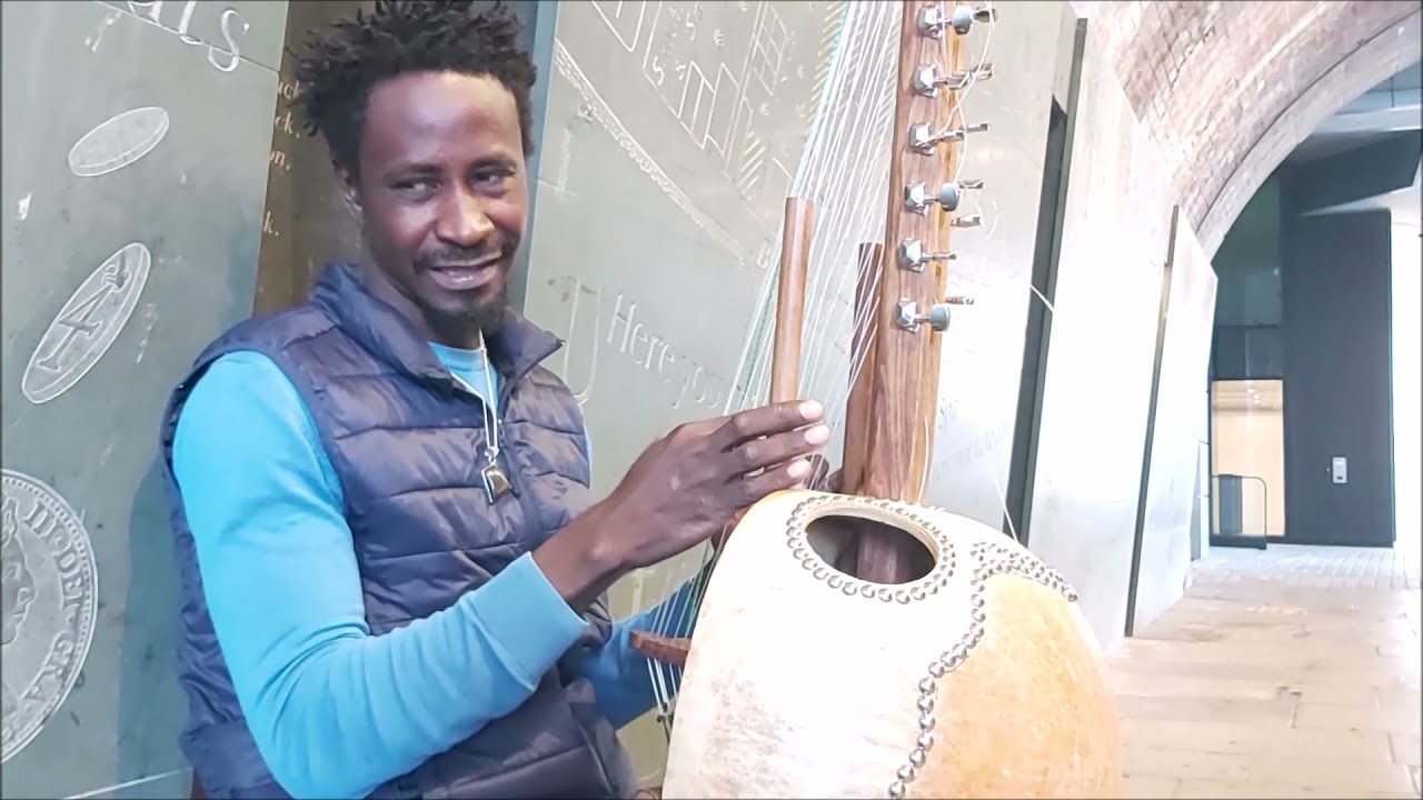 BEAUTIFUL AFRICAN MUSIC, KORA MUSICAL INSTRUMENT FROM SENEGAL, STREET PERFORMANCE IN LONDON, MUSIC