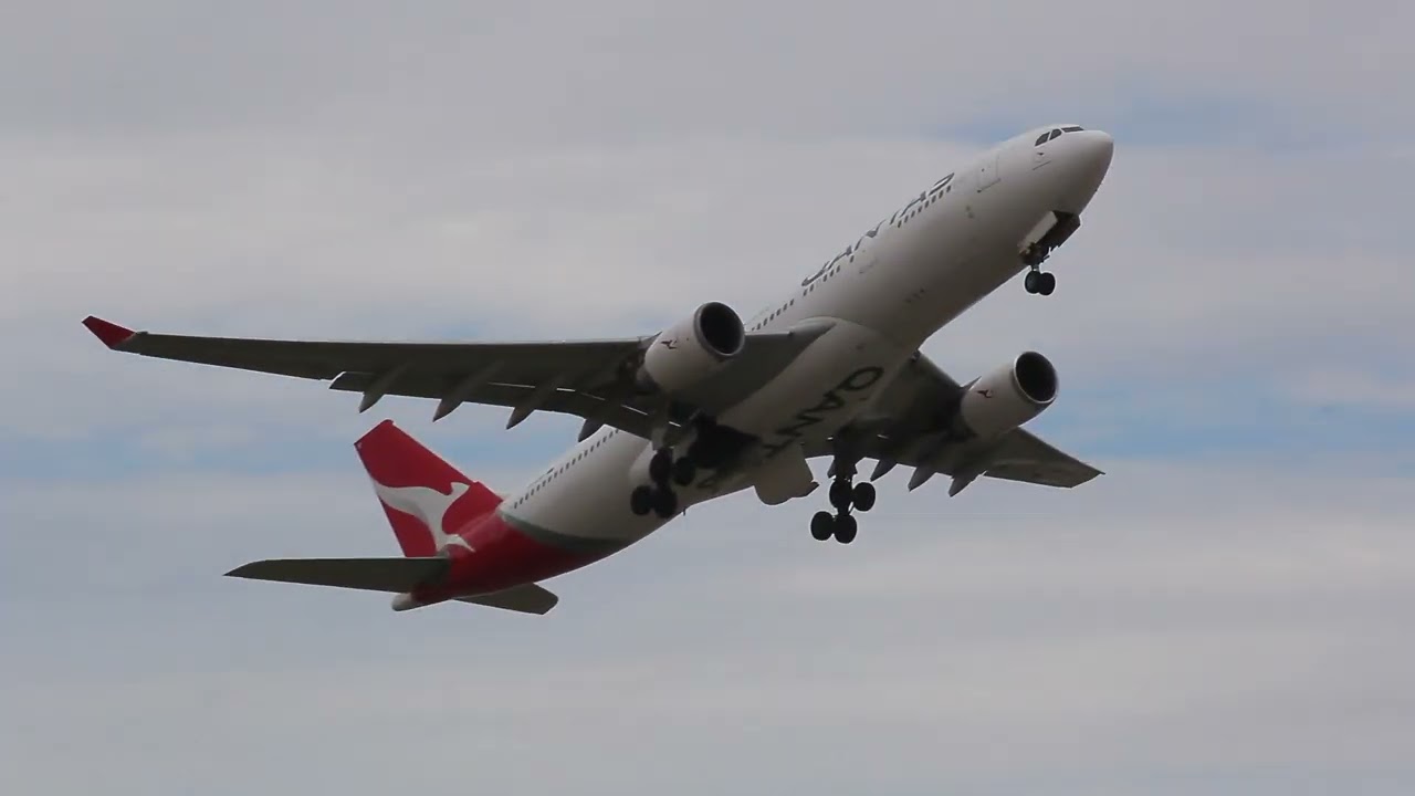 Qantas Airways A330 Departs Melbourne to Singapore in 4K ✈️ 