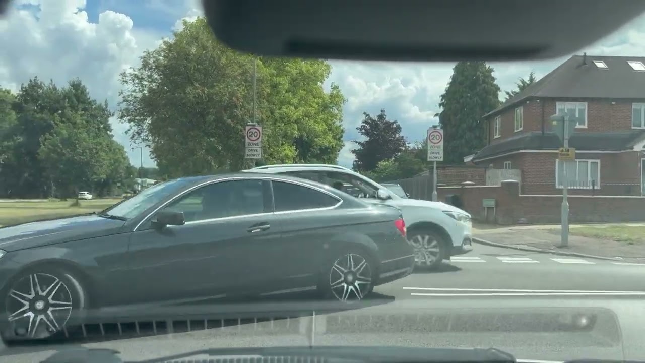 नेपालीमा Sidcup crittalls corner roundabout practice