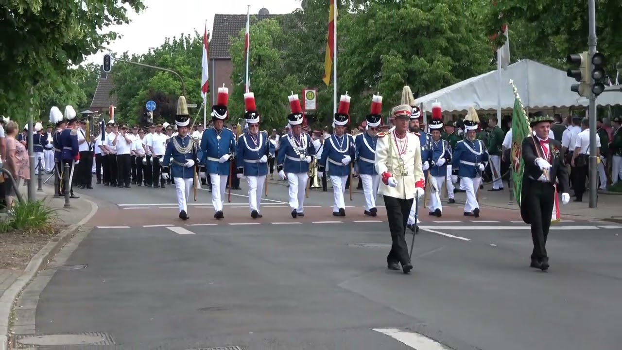 Aufmarsch zur Königsparade am 12. Juni 2023 in Neuss Weckhoven. Schützenfestvideo.