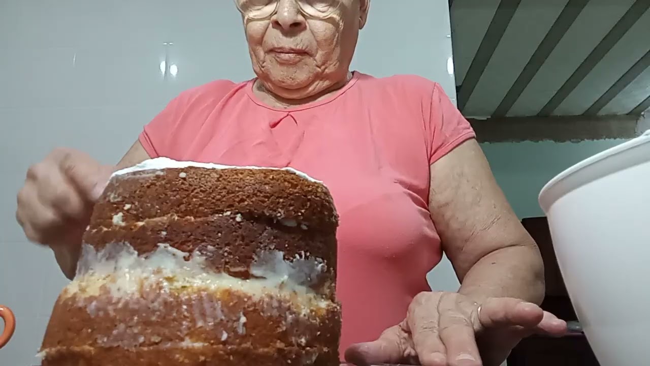 Confeitando bolo.