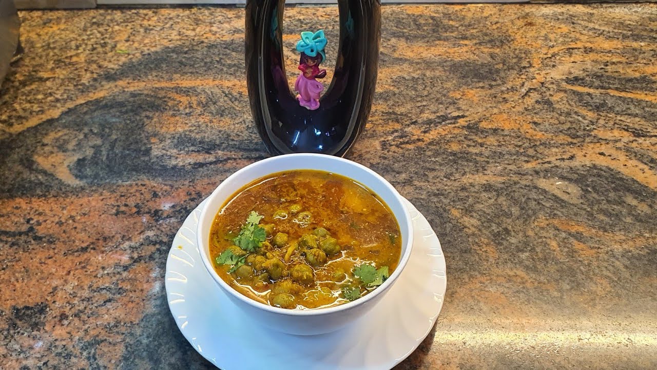 Green Choliya Aloo Curry 🌱🥔 | Desi Style Simple & Tasty Sabzi 😋🍲