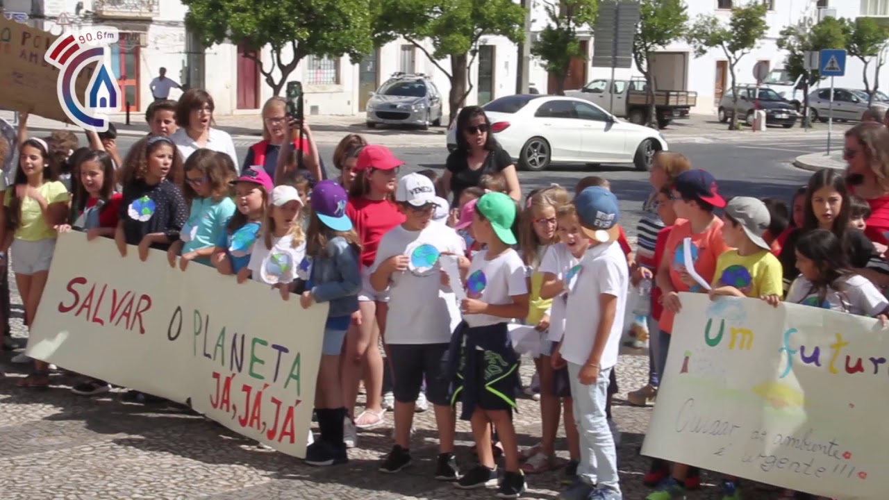 Crianças do 1º ciclo da Escola Básica/1 de Borba saem à rua em defesa do planeta