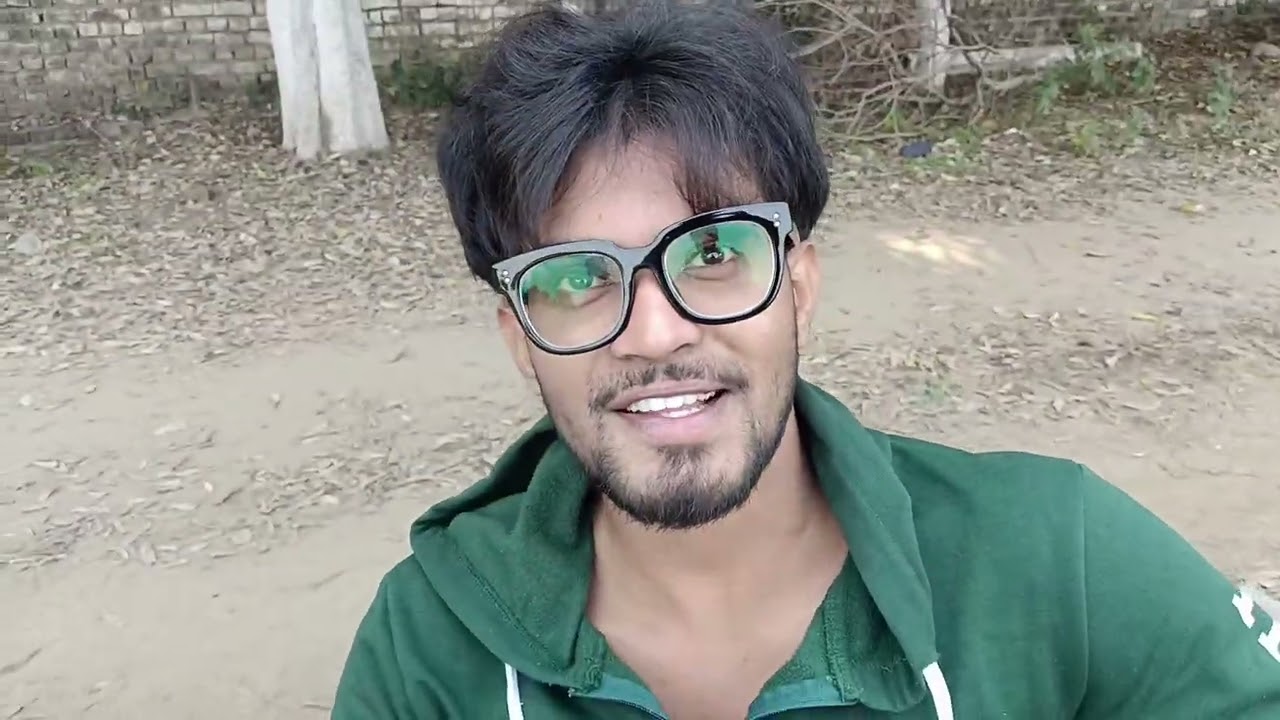 Kisko dekh lia isne 😂