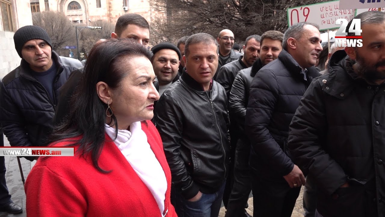 Մեղք է վարչապետը. ով դարդ ունի, գալիս է այստեղ, Սաշիկի՞ն եք կարոտել. վեճ կնոջ և ցուցարարների միջև