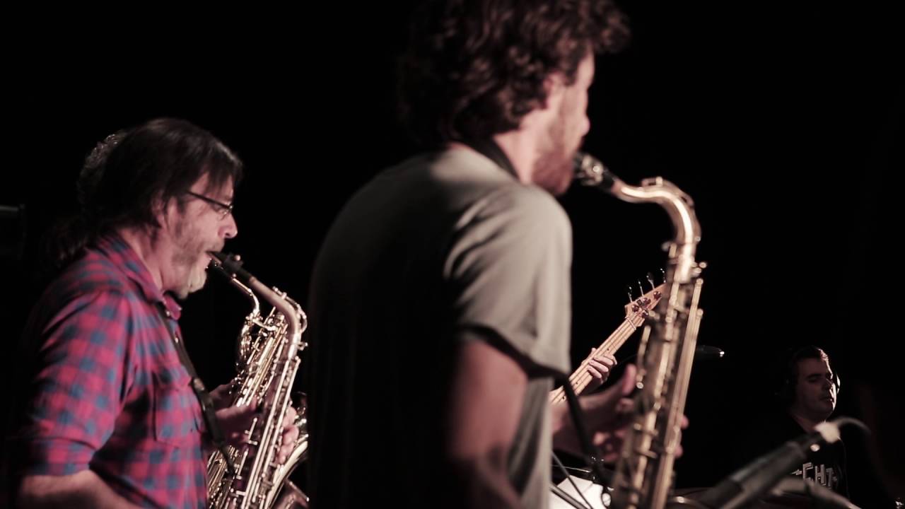 MEDIA BANDA EL SOF&Aacute; ( The Couch)