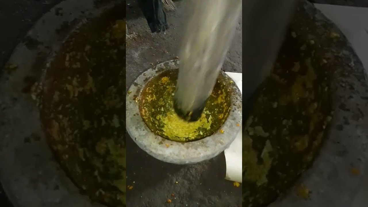 menumbuk bumbu cara jadul #shorts#kuliner#tumbuk#bumbu