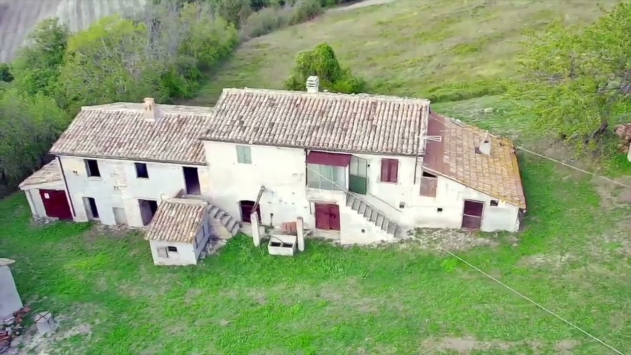 Poggio Episcopale è un casale di campagna  in posizione panoramica con vista sul centro storico.