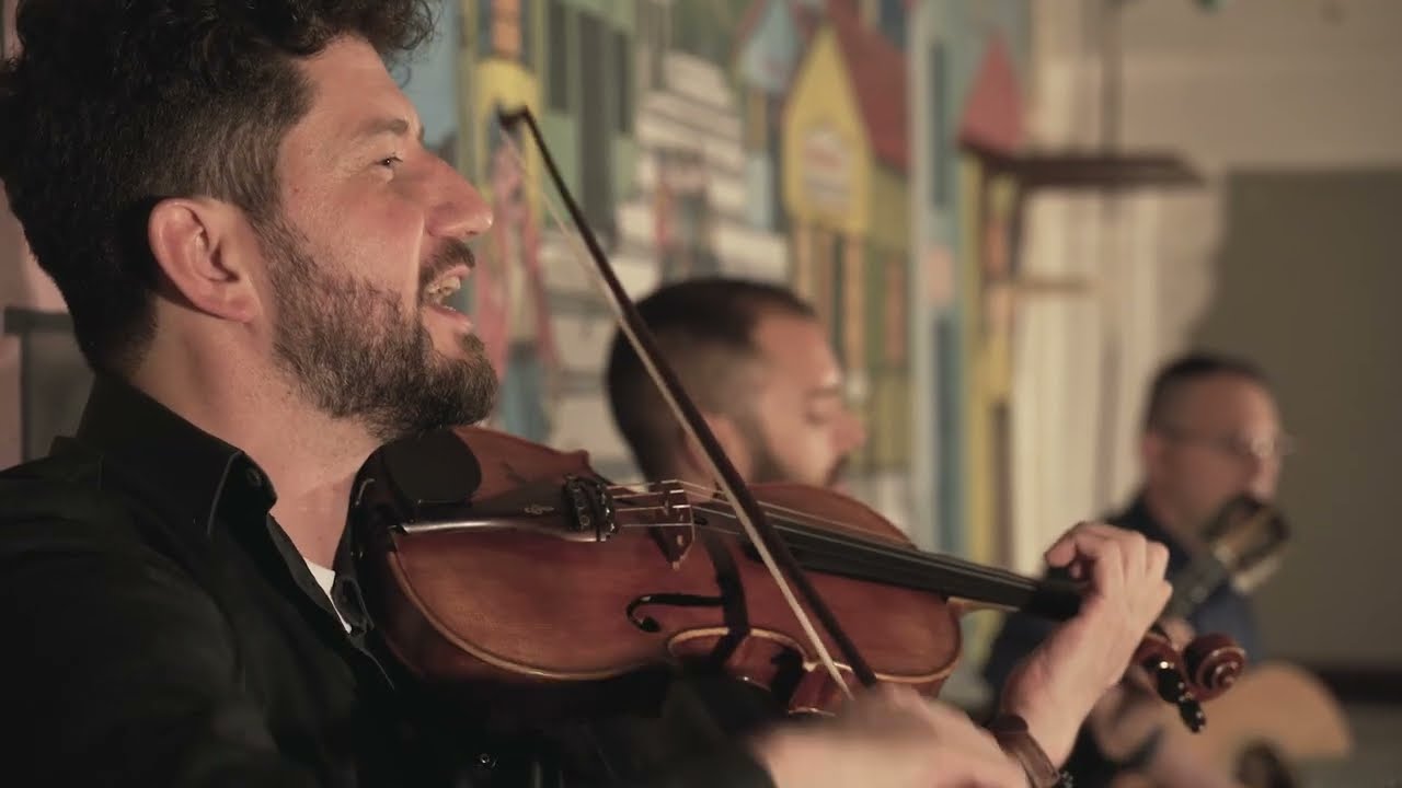 Χαράματα η ώρα τρεις (Θα 'ρθω να σε ξυπνήσω) - Rebeketi