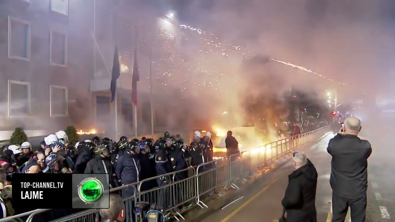 Top Channel/ Kaos para Kryeministrisë, molotovë dhe fishekzjarrë në drejtim të godinës