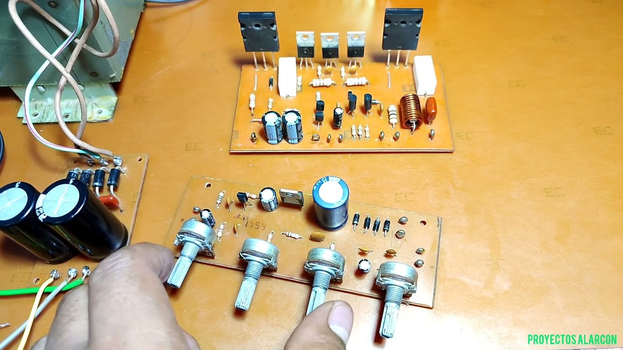 Cómo Conectar Un Preamplificador a Un Amplificador De Potencia