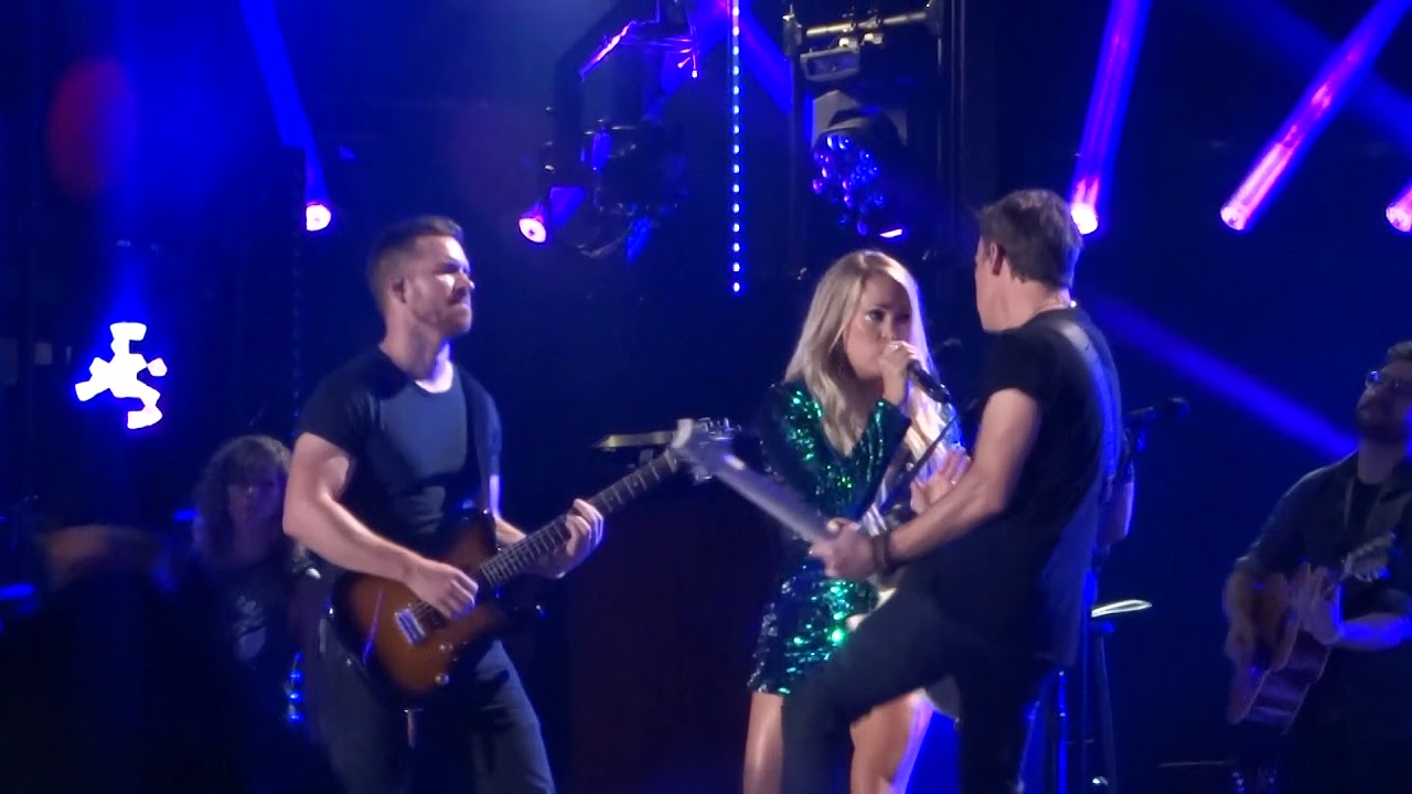 Carrie Underwood sings 