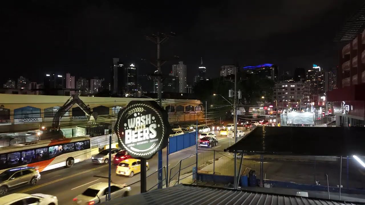 Panamá brilla de noche: un vuelo por su skyline iluminado 🏙️💡#PanamaDeNoche #DroneView #VistasAereas