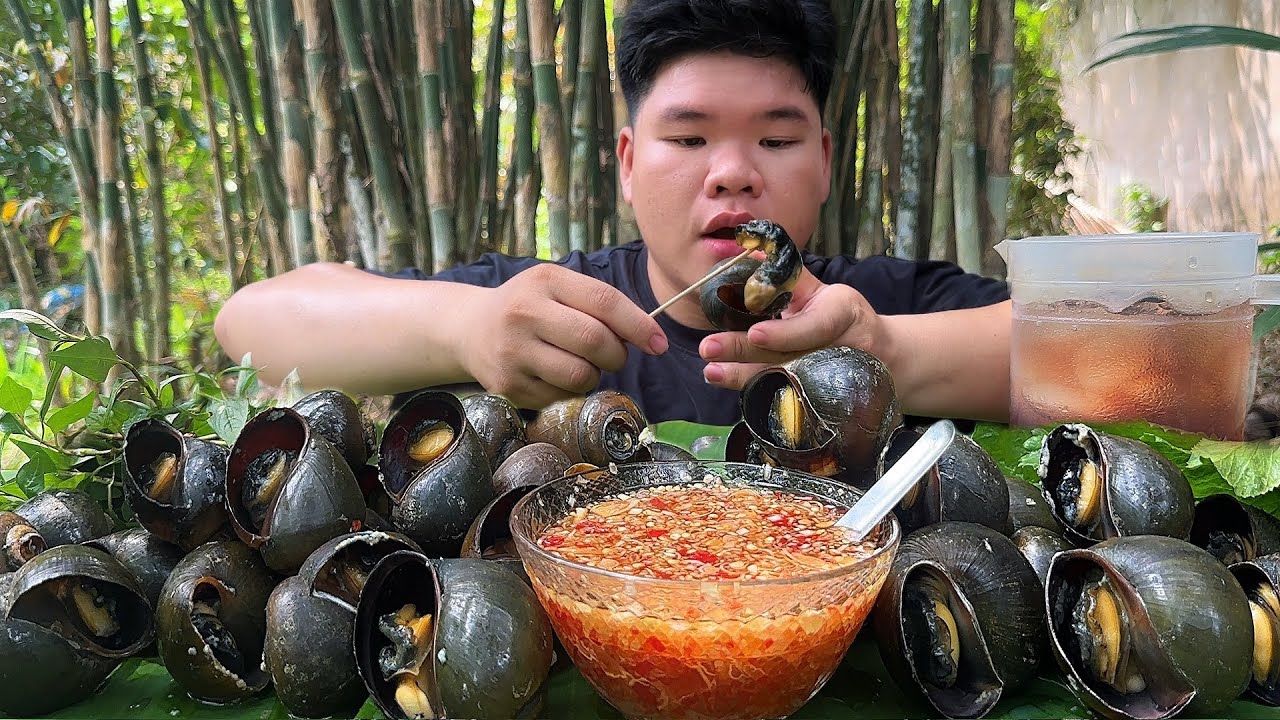 Về Quê Bắt Ốc Bươu Luộc Chấm Mắm Sả Ớt Chua Ngọt Ngon Ngất Ngây | Dương Doubar
