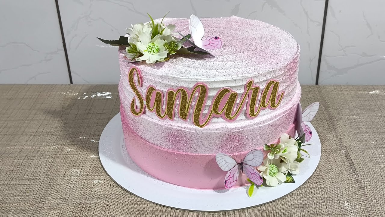 BOLO FEMININO COM FLORES ARTIFICIAIS... INÊS TELES