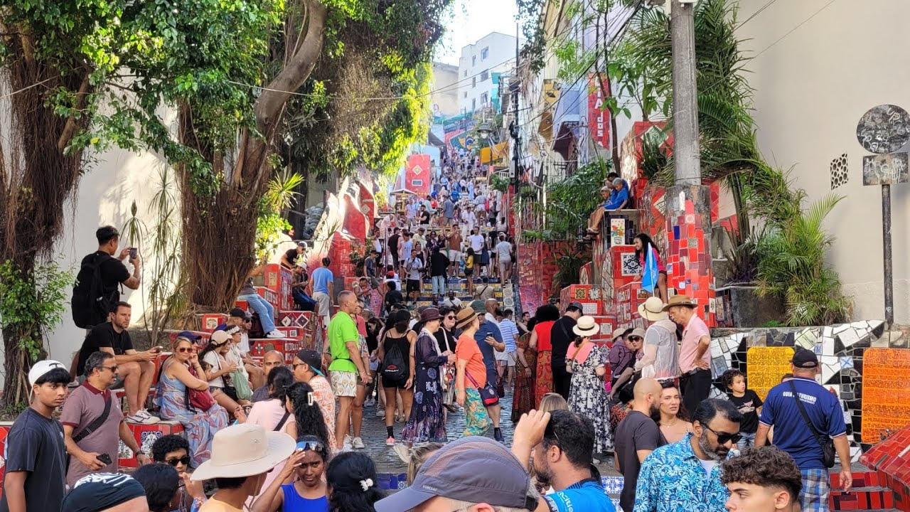 Conheça a Escadaria Selarón, 3° ponto turístico mais visitado do Rio. 📍
