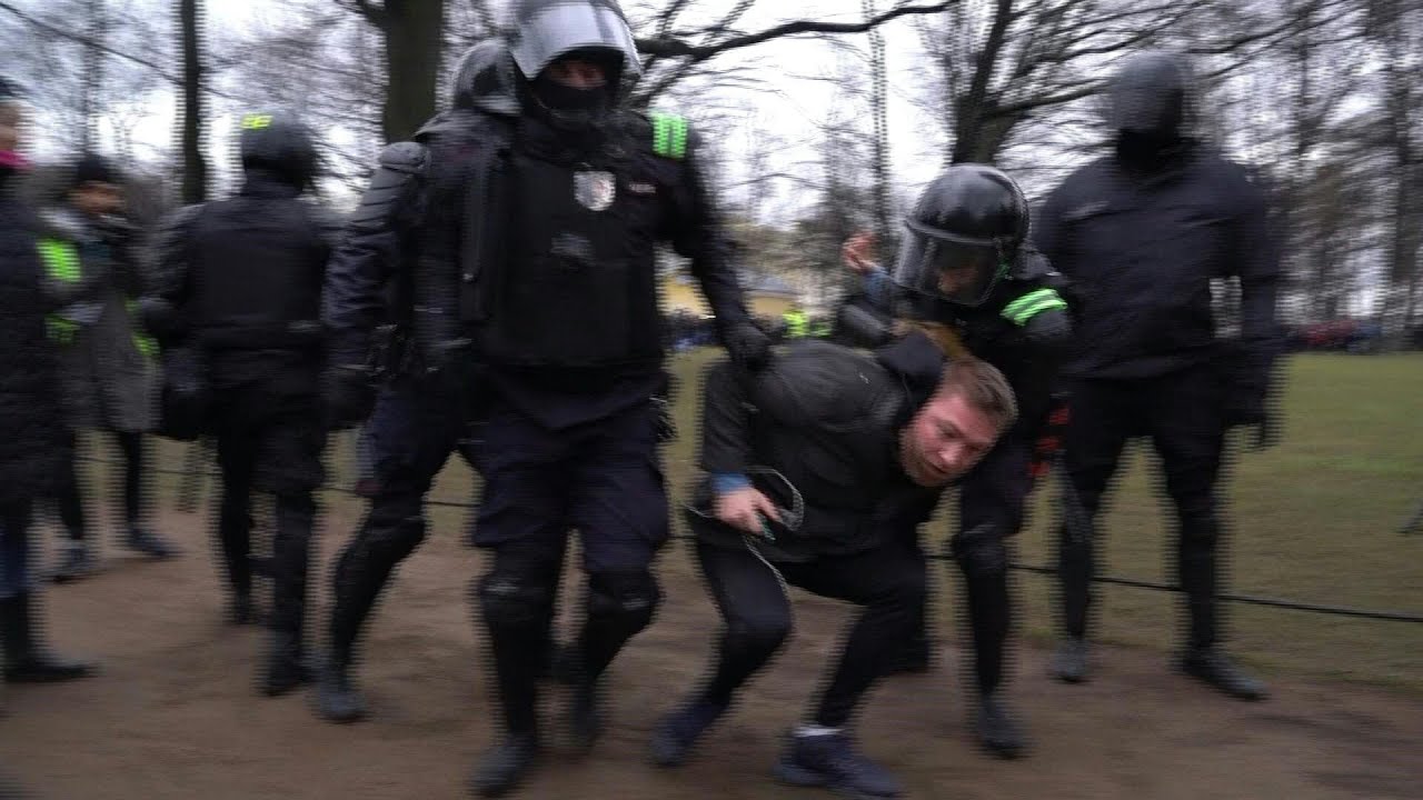 Police arrest pro-Navalny protesters in St Petersburg | AFP