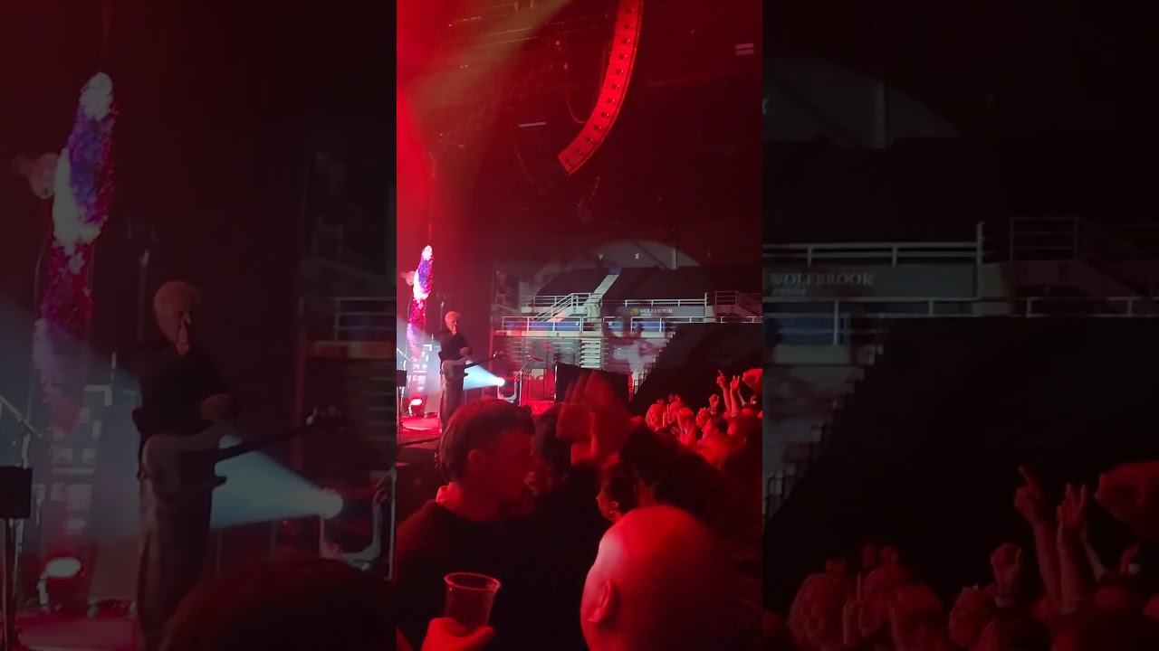 Crowded House Christchurch 2024 - Neil Finn calls out security guard to let us dance! 