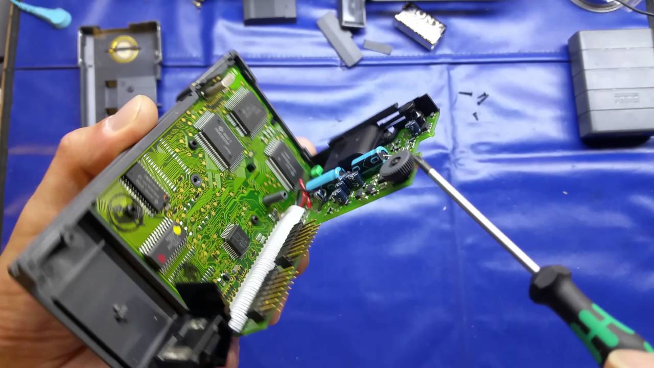 Разборка Psion Organiser II &mdash; 30-летнего КПК.