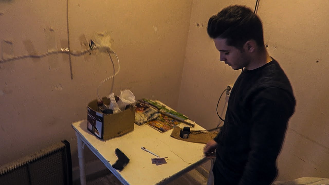 ENCONTRAMOS una NOTA en una HABITACIÓN CON LUZ del HOTEL